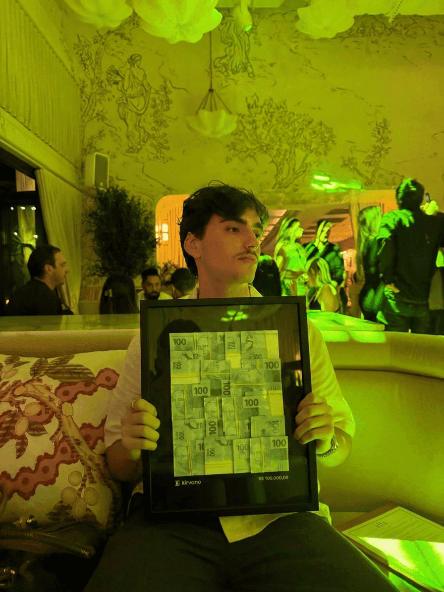 Guilherme Borba segurando placa de R$100 mil na Kirvano