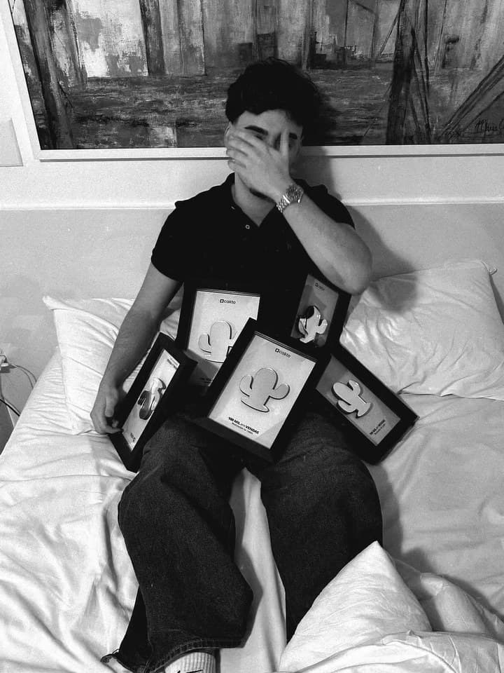 Guilherme Borba com as placas de 100 mil em vendas da Cakto